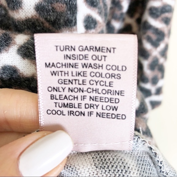 New Philosophy Cozy V-Neck Soft Knit Leopard Print 3/4 Sleeve Top - Picture 7 of 12